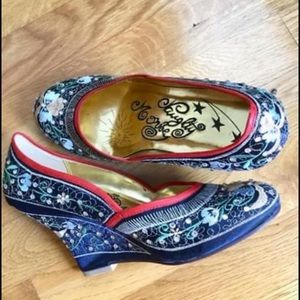 NAUGHTY MGNKEY Women’s Wedge satin shoes sequins embroidery details women’s sz 7